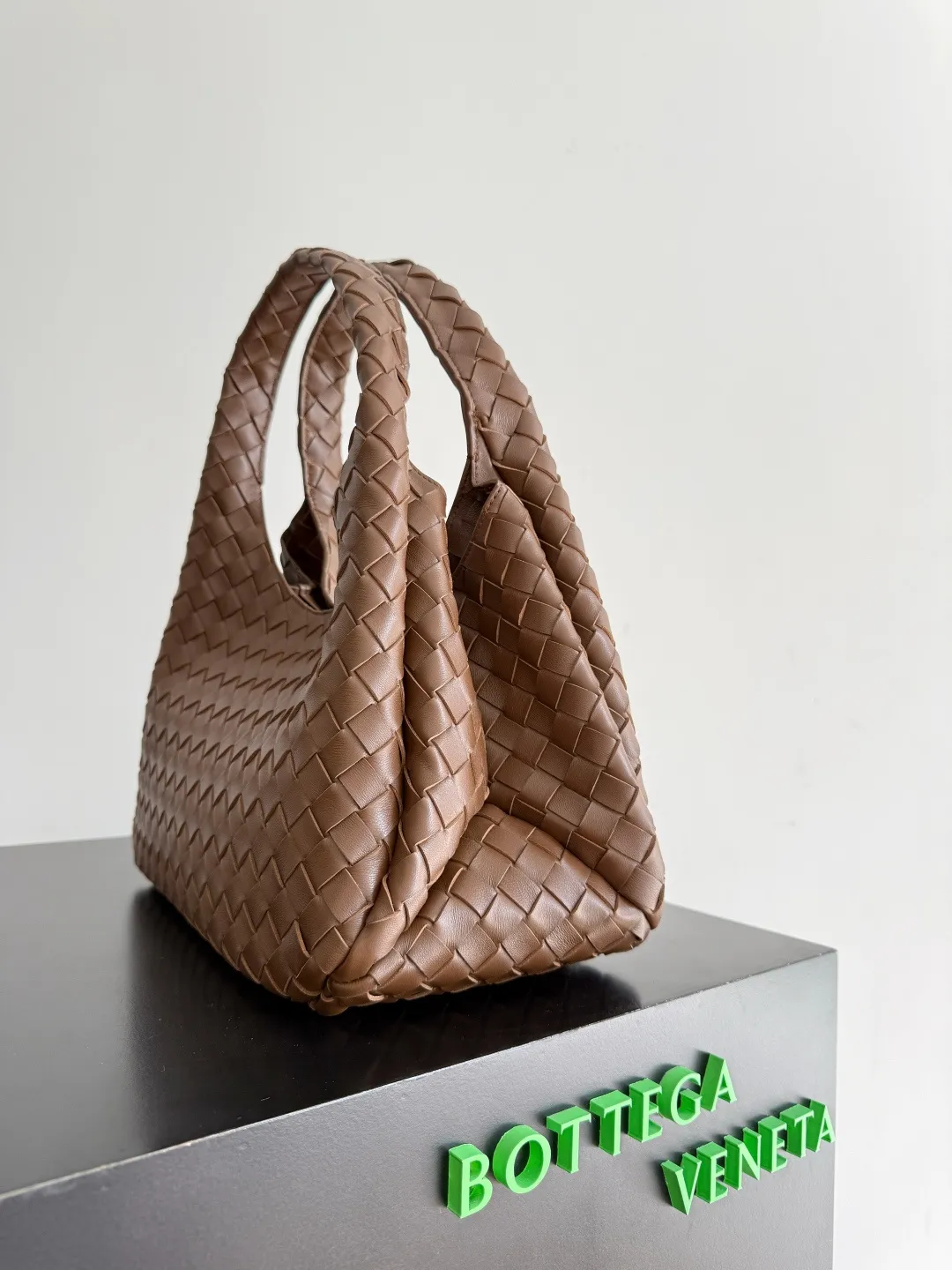 Batch 2160 new products are coming! BOTTEGA VENETA Bottega Veneta's 2025 new Campana shoulder bag is on the market~ First of all, I would like to praise the weight of this bag. As a not too small bag, it is very light for daily use. For people like me who need to carry a lot of belongings when going out, this advantage is great, and it greatly reduces the burden of traveling. 🛍️The shape is a bit like a combination of parachute and jodie. The blunt triangle shape is cute and honest. Carrying it on your back when going shopping is a good mood accelerator. The handles and body of the bag are both classic weaves. A tie is added to the original open design. If it is not tied up, the bag will look like a small vegetable basket when carried. Style number: 844249 Size: 33*20*16.5cm